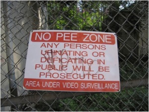 'No Pee Zone' sign. -- Source: http://blogs.sfweekly.com/thesnitch/2007/10/100000_people_are_coming_where.php